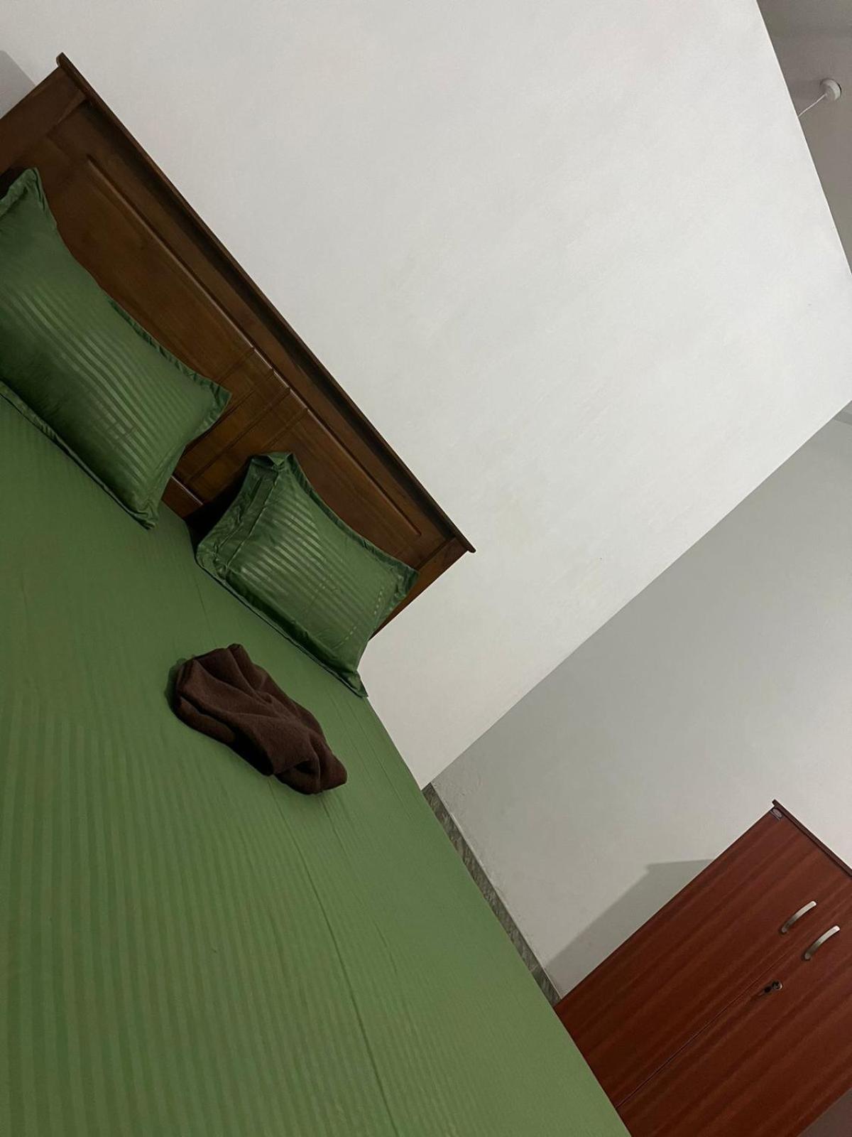 Honey Beach Hostel Negombo Esterno foto