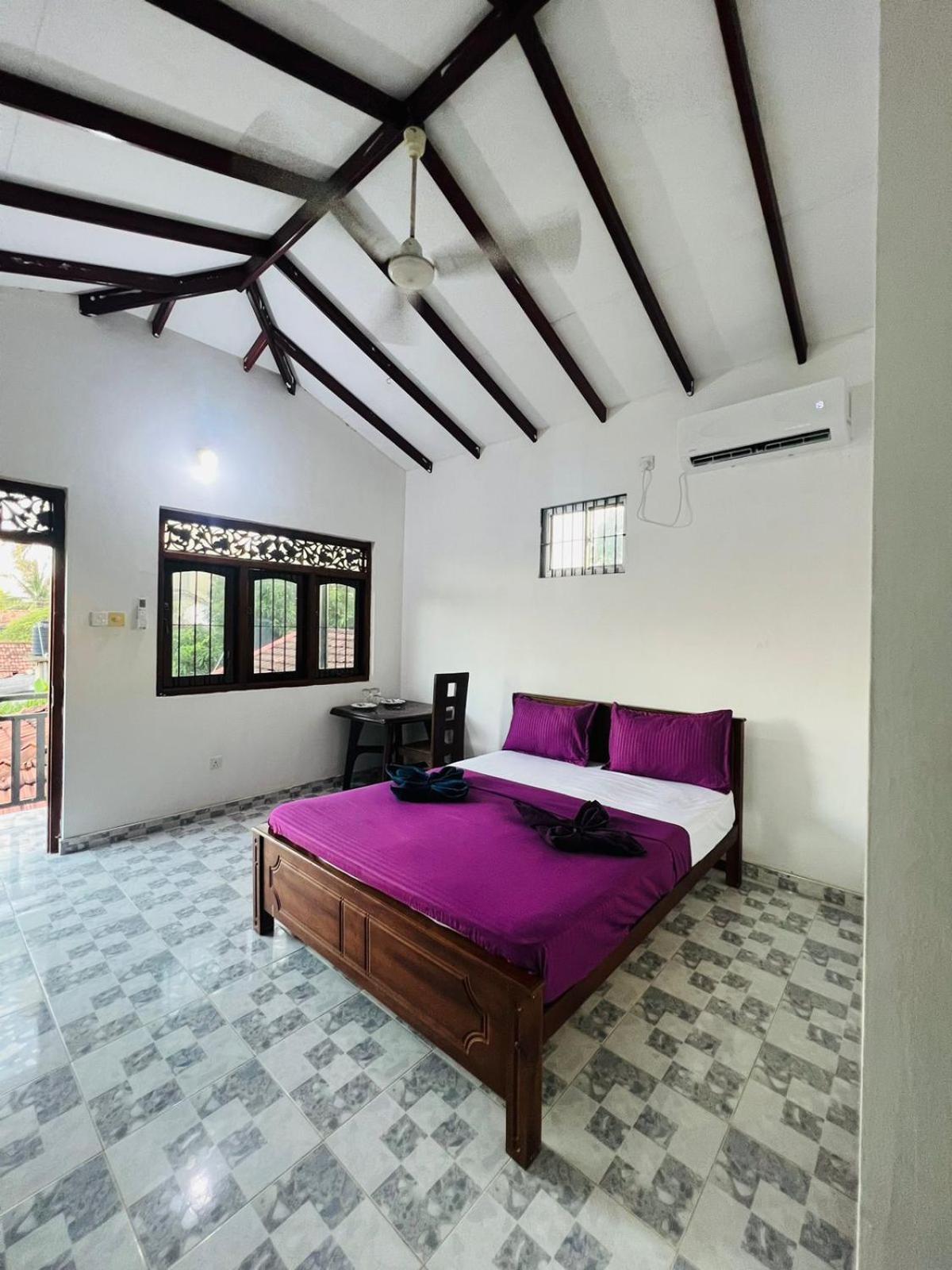Honey Beach Hostel Negombo Esterno foto