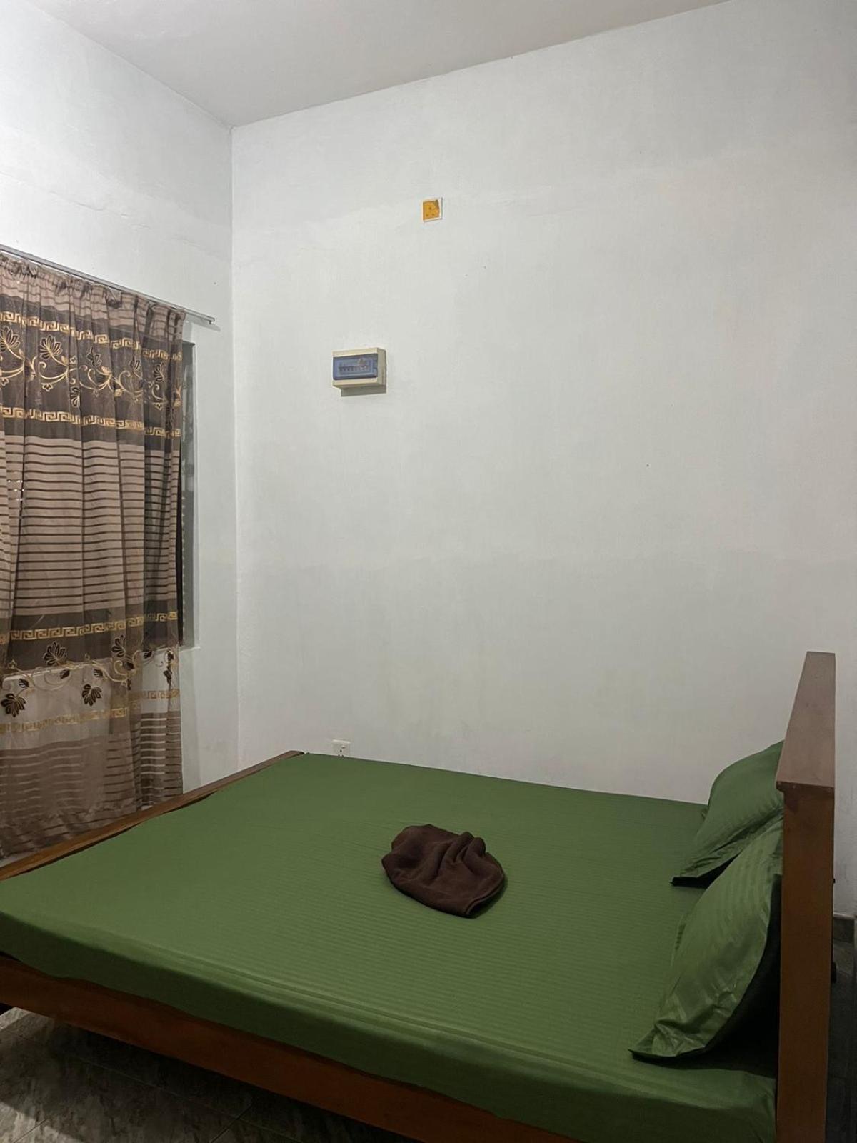 Honey Beach Hostel Negombo Esterno foto