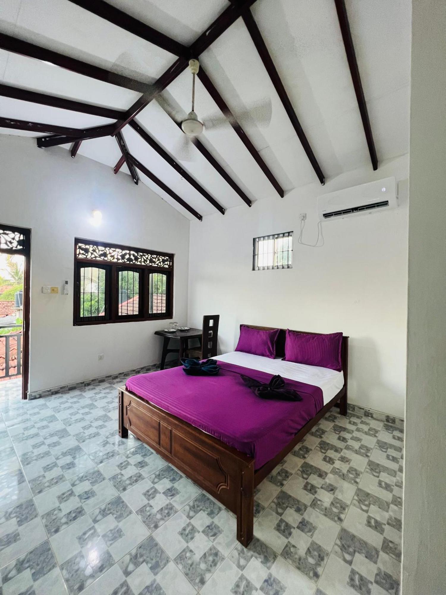 Honey Beach Hostel Negombo Esterno foto