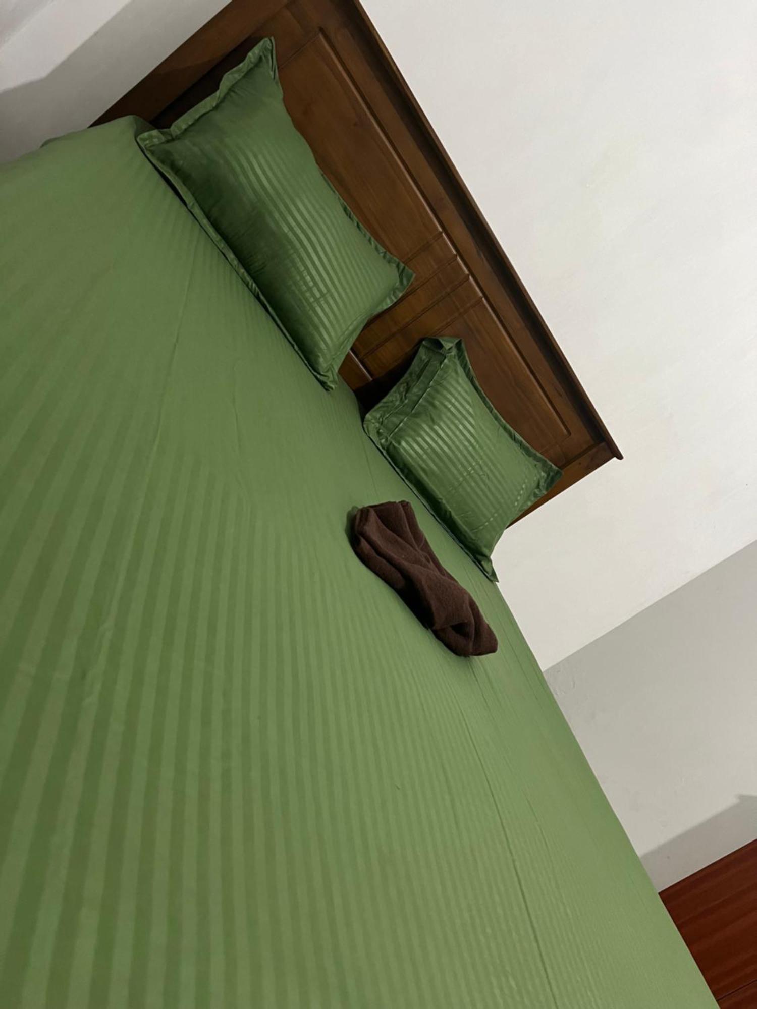 Honey Beach Hostel Negombo Esterno foto