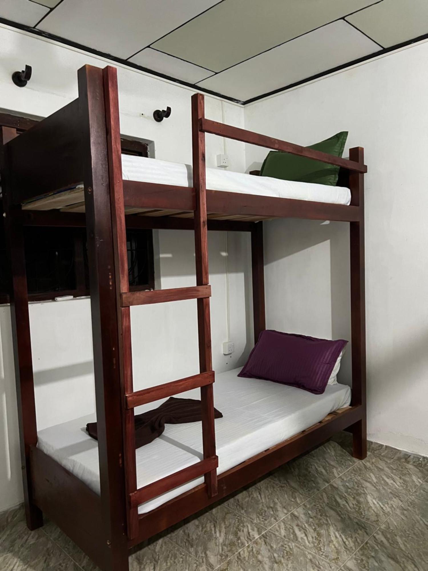 Honey Beach Hostel Negombo Esterno foto