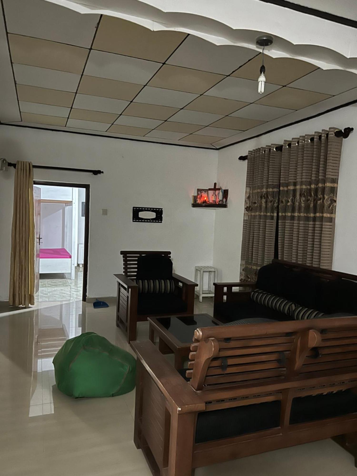 Honey Beach Hostel Negombo Esterno foto