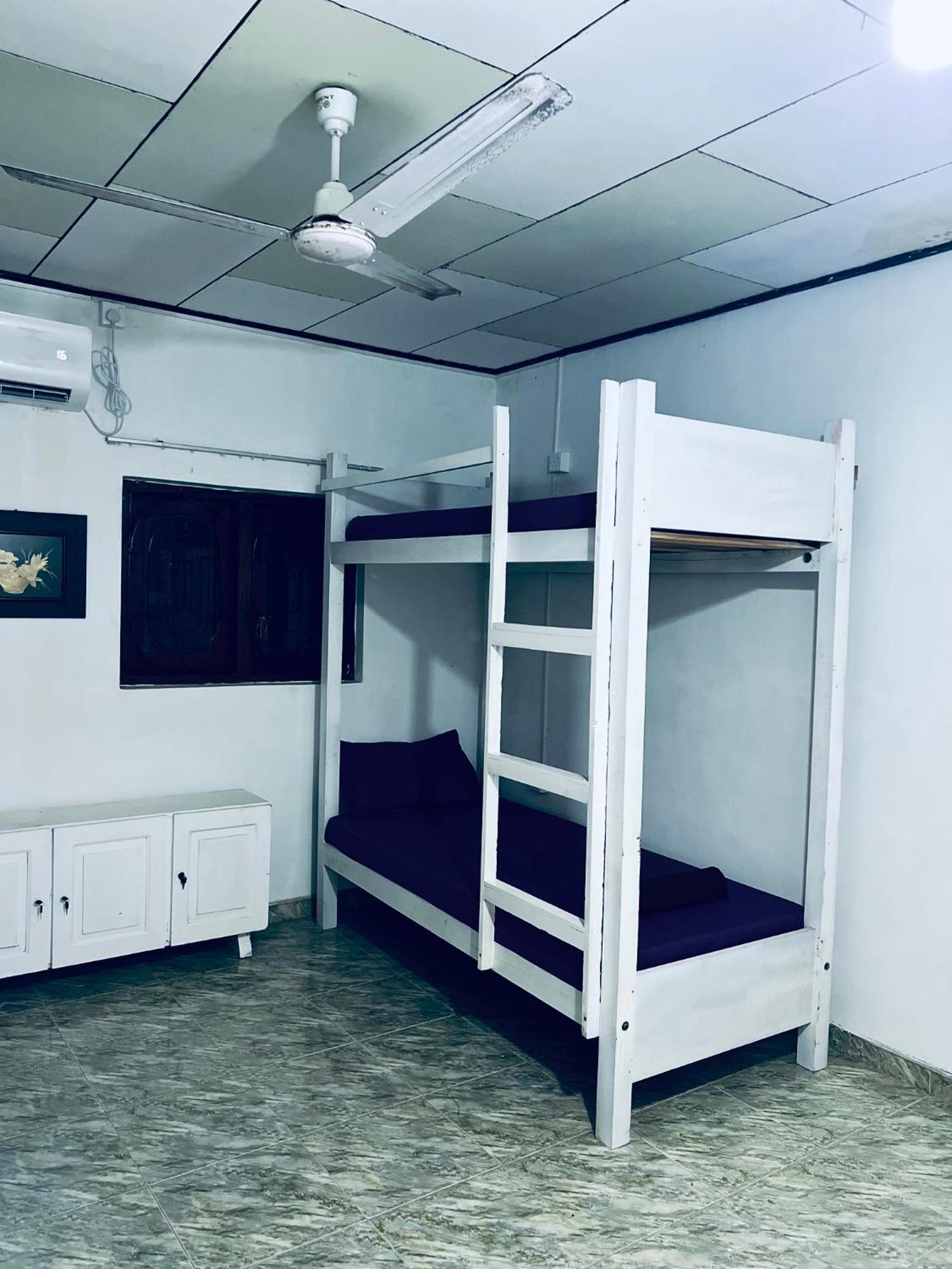 Honey Beach Hostel Negombo Esterno foto